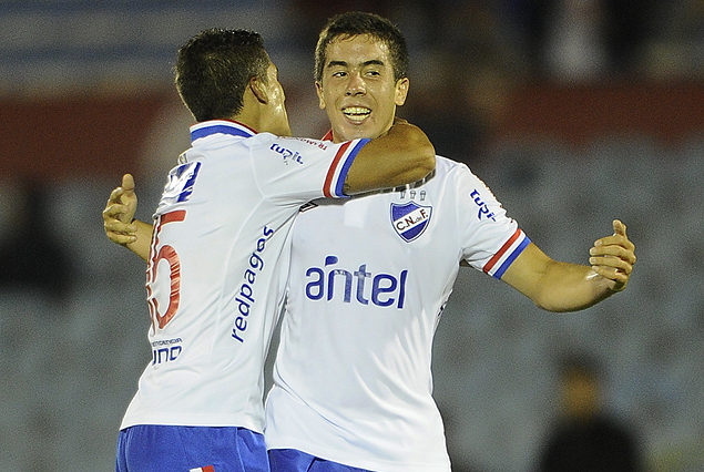 Todos los abrazos a Carlos De Pena en el zurdazo a la red. 