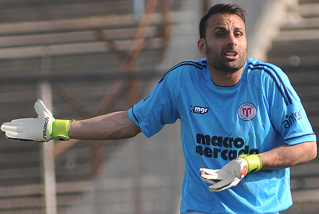 Damián Frascarelli en el arco de River Plate y en los planes de Peñarol. 