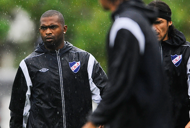 Santiago "Morro" García el viernes en Los Céspedes bajo lluvia; el delantero es uno de los jugadores sancionados.