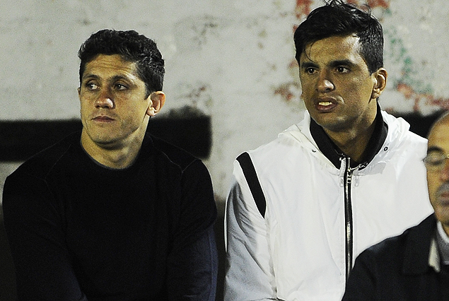 Henry Giménez y el zaguero Jorge Curbelo, refuerzos tricolores, en la Platea América del Estadio Centenario. 