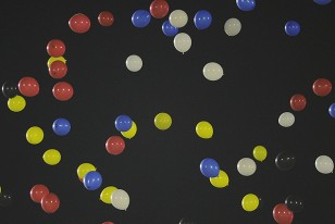 Los globos con los colores aurinegros y tricolores. 