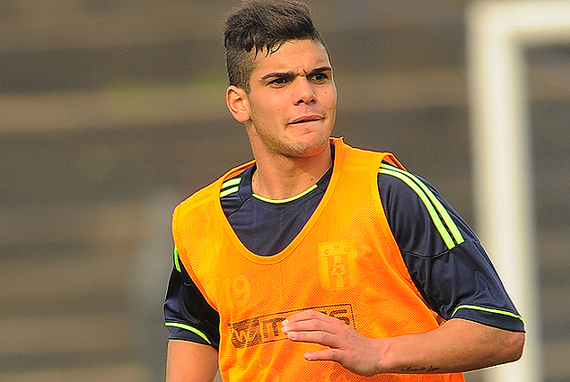 Agustín Gutiérrez en la ofensiva de Racing.