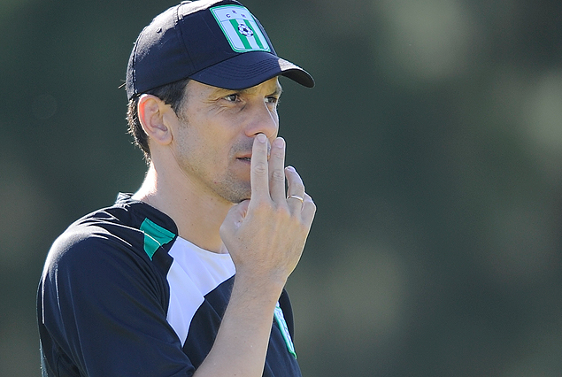 Mauricio Larriera piensa en el rival para enfrentar el martes, al suspenderse el de éste sábado con El Tanque Sisley.