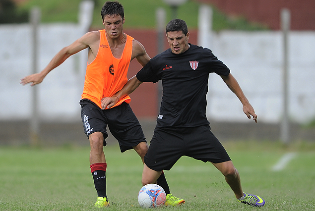 Matías Lazo lleva la pelota en el amistoso de los cebritas ante Villa Teresa.