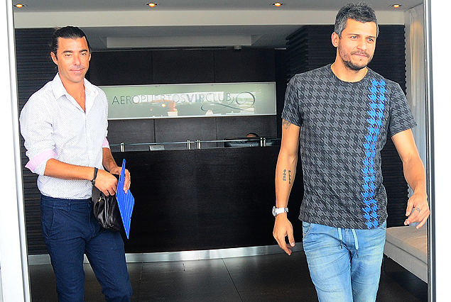 El gerente deportivo Alejandro Lembo recibió al arquero tricolor en el Aeropuerto de Carrasco.