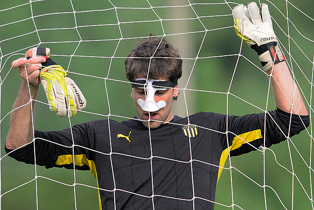 Danilo Lerda en el arco con la máscara de protección por la fractura de tabique nasal.