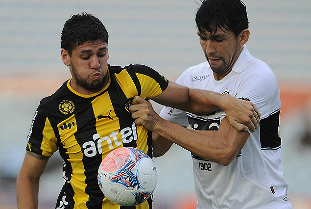 Gabriel Leyes al ataque en Peñarol que juega con Olimpia por el tercer puesto.