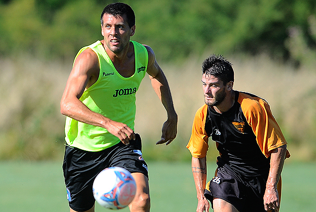 Paulo Pezzolano se escapa a la marca de Fernando Pascual en el amistoso jugado en Lomas de Zamora. 