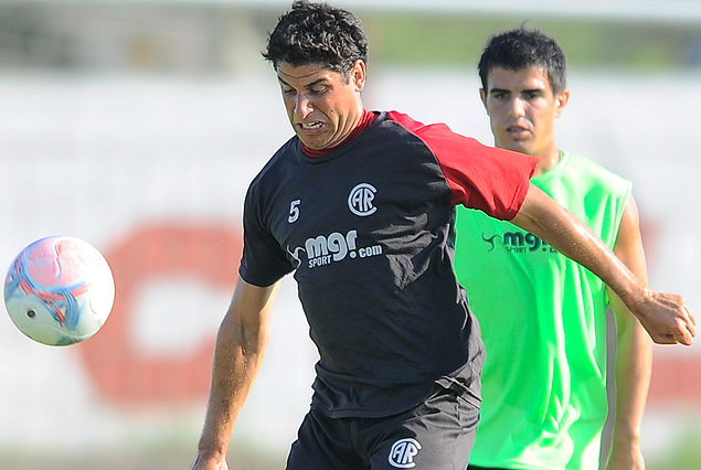 Guillermo Maidana derecho a la red, dos goles en el amistoso con El Tanque; en la jugada con la marca de Joaquin Aguirre. 