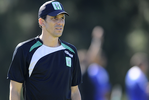 Mauricio Larriera rumbo a su primer partido como técnico de Racing.