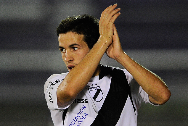 Camilo Mayada respondió con aplausos a los hincha de Danubio que lo ovacionaron en el Franzini.