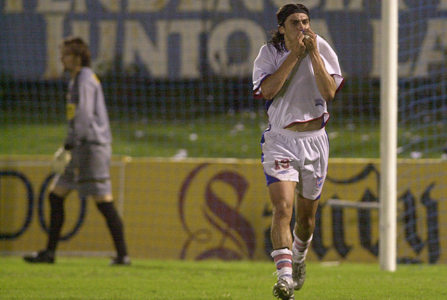 Alexander Medina y el festejo de su tercer gol en el Parque Artigas de Paysandú, por la Copa Uruguay Natural, el 1° de febrero del 2004. Federico Elduayen el arquero vencido.