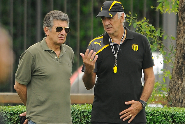 Fernando Morena escucha atentamente a Jorge Fossati, el jueves por la tarde en la Escuela Naval.