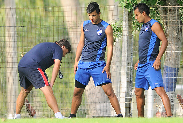 Jorge Curbelo e Ismael Benegas, con molestias musculares, trabajan a la orden del profesor Julio Moreno.
