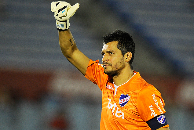Gustavo Munúa y el saludo a la parcialidad en su regreso tras once años al arco tricolor. 