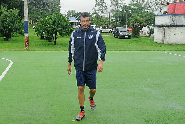 Gustavo Munúa camino al gimnasio en Los Céspedes.