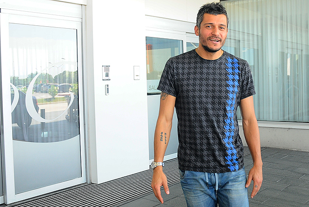 Gustavo Munúa en el arribo al Aeropuerto Internacional de Carrasco, directo al arco de Nacional. 