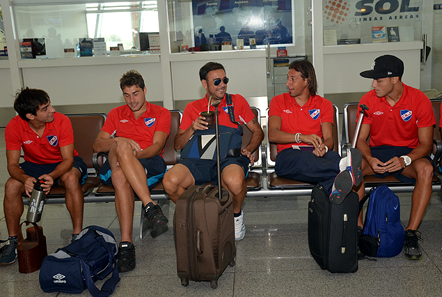 Maxi Calzada, Rafael García, "Chino" Recoba, Richard Porta y Gastón Pereiro en el aeropuerto previo a la partida con destino a Bolivia.