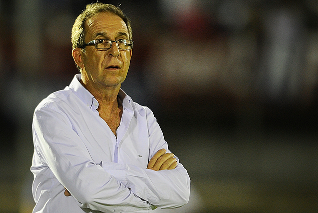 Gerardo Pelusso, ayer en el Estadio Centenario, dirigiendo a Nacional en su sexto triunfo clásico. 