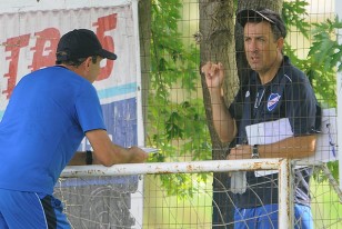 Gerardo Pelusso en charla con Gustavo Dalto, DT de la categoría Sub 14.