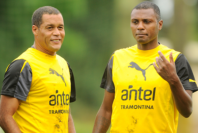 Darío Rodríguez y Marcelo Zalayeta, "viejos" conocidos del nuevo entrenador, aparecieron en el once titular. 