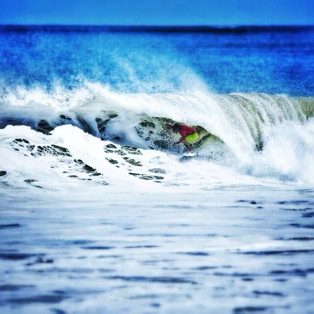 Santiago Madrid "domando" olas en Ecuador.