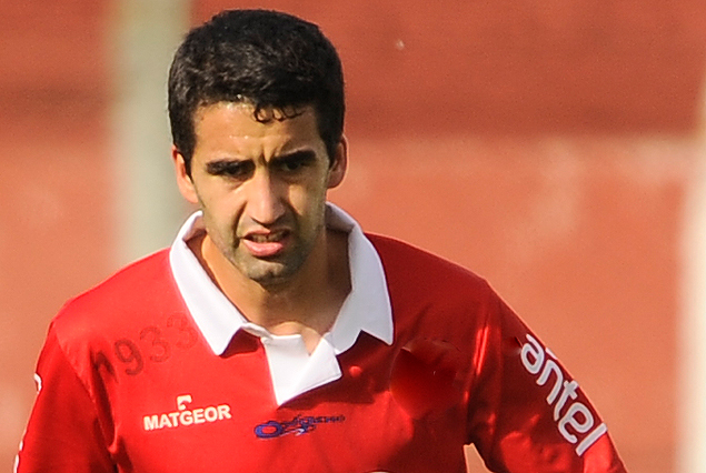 Sebastián Sellanes en la zaga de los rojos. 