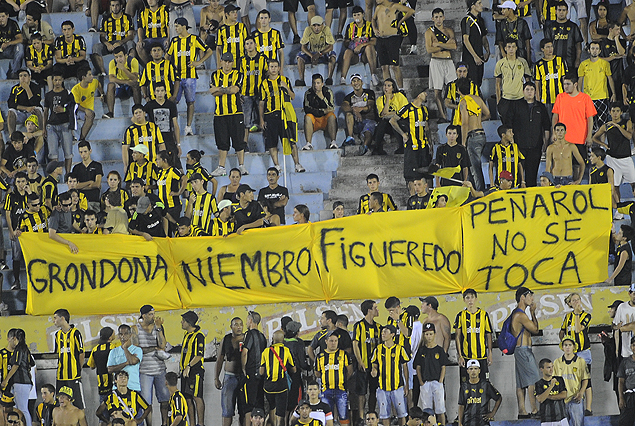 La bandera que mostró la parcialidad de Peñarol en la Tribuna Amsterdam.