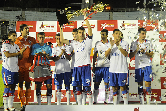 Andrés Scotti levantó la Copa Bandes en el clima de alegría de los tricolores por la conquista. 