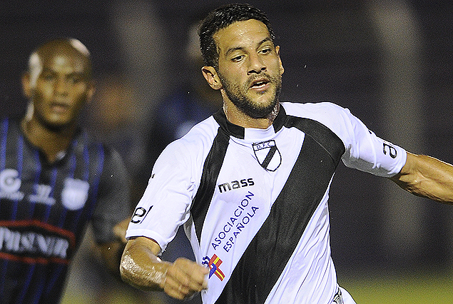 Diego Martiñones en el festejo del primer gol danubiano.