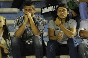 Gustavo Munúa y Alexander Medina en la tribuna América.