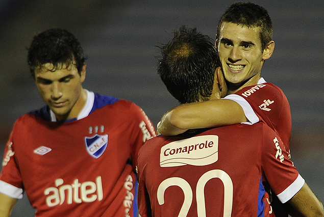 Gastón Pereiro abrazado por Alvaro Recoba en el golazo que fabricó el juvenil y definió el "Chino".