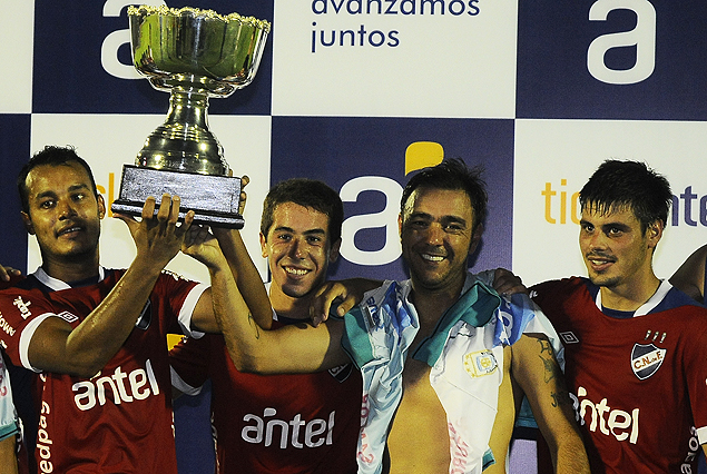 Alvaro Recoba, Carlos De Pena e Ismael benegas levantaron la Copa Antel, el nuevo trofeo que ganaron  los tricolores. 
