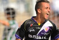 Franco Acosta grita su primer gol en primera división, nada menos que en el clásico ante Racing. 