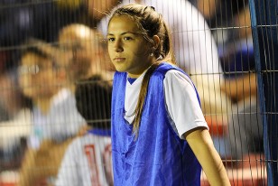 La niña alcanza-pelotas en la cancha del Parque.