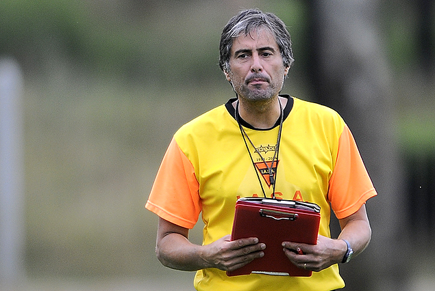 Alejandro Apud, entrenador de la IASA, tiene variantes en carpeta. 