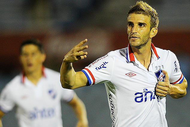 Iván Alonso en el grito de gol del goleador, emblema de los tricolores. Henry Giménez comparte el festejo.