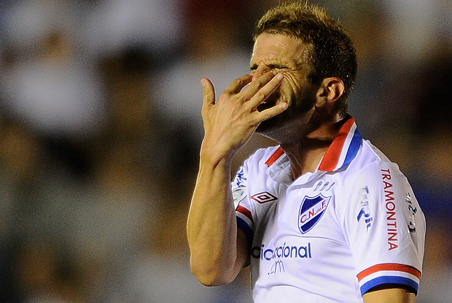 Iván Alonso se tapa la cara y no lo puede creer. Nacional cayó en el Parque.