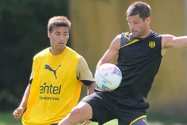 Pacheco maniobra ante la marca de Barán, en el encuentro entre jugadores del plantel principal y Cuarta División. 