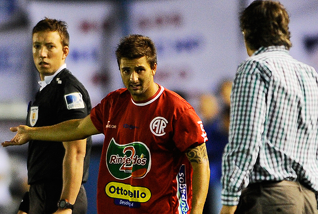 La familia Barán de Rentistas. Santiago pronto para ingresar a la cancha, escucha atentamente a su padre Adolfo, el entrenador.