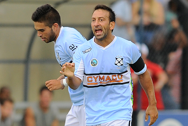 Sergio Blanco grita el primer gol bohemio, Nicolás Albarracín se asocia al festejo. 