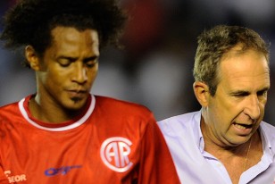 El abrazo final entre Cafú y Gerardo Pelusso.