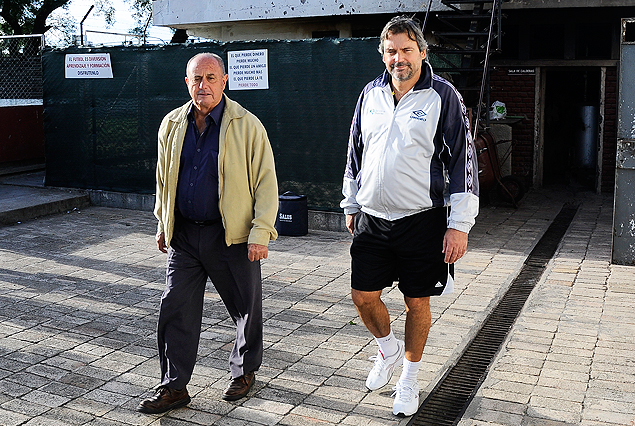 El presidente Hugo Casada y Daniel Sánchez en el Parque Méndez Piana, en el inicio de una nueva etapa en materia de cuerpo técnico. 