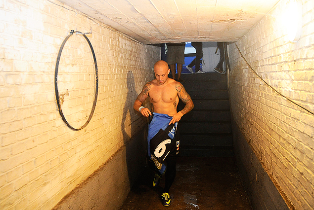 Javier Chevantón en el túnel de Belvedere; el goleador camino al vestuario después de un partido increíble que Liverpool ganaba por dos goles y empató.