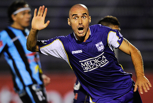 Nicolás Correa se llena la boca de gol en el festejo del primer tanto violeta.