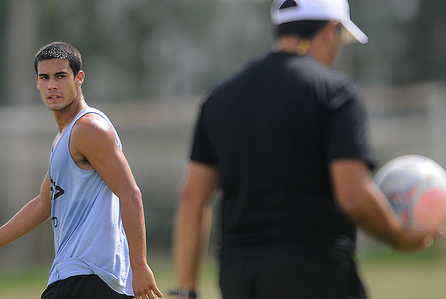 Guillermo Cotugno sigue atentamente las indicaciones de Leonardo Ramos.