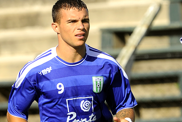 Cristian Tabo terminó golpeado en el partido con Peñarol.