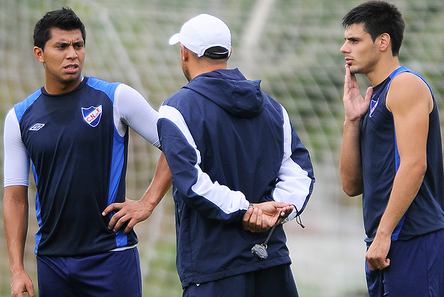 Rinaldo Cruzado y Guillermo De Los Santos escuchan atentamente al profesor Javier Carballo.
