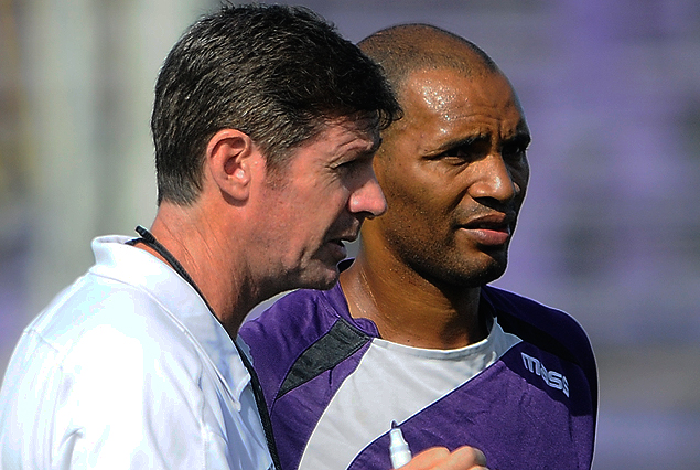 Fernando Curutchet, entrenador de Defensor Sporting y Mario Regueiro, el martes en el Estadio Luis Franzini.