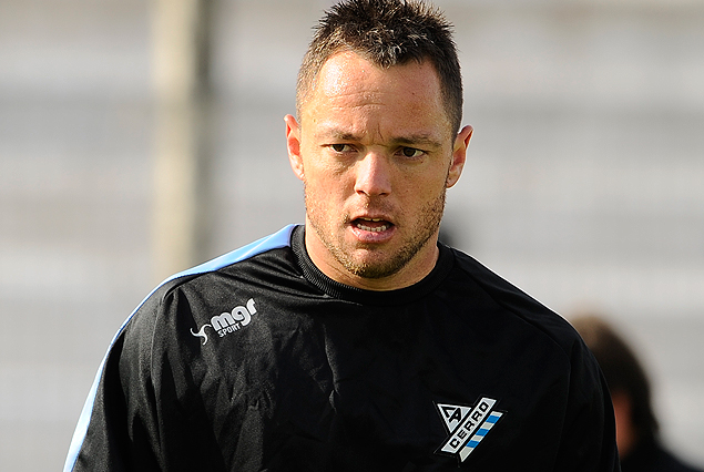 Rodrigo De Oliveira al mediocampo albiceleste. 